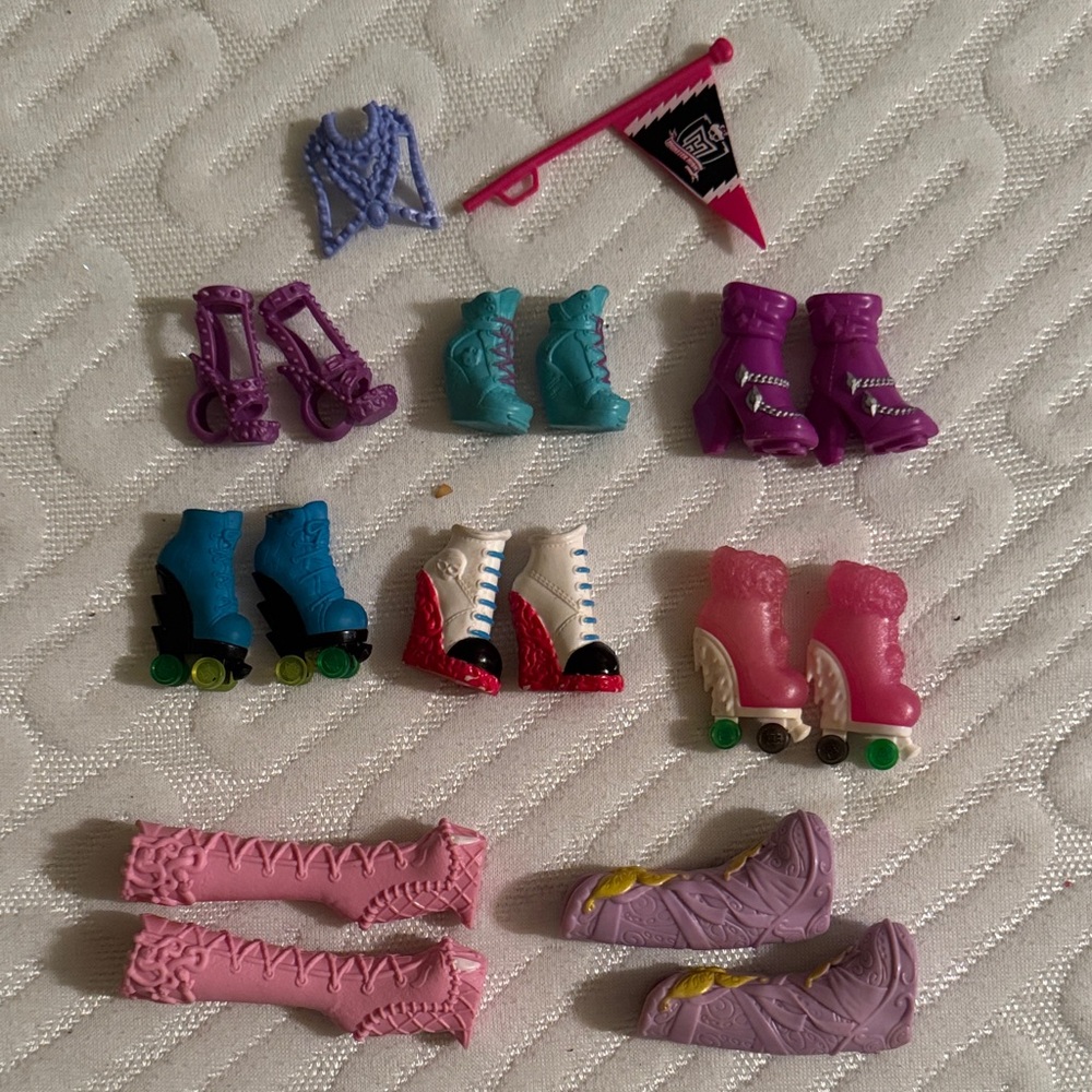 monster high Roller Skate and Shoe Accessory Set in Pink, Purple, Teal, Blue